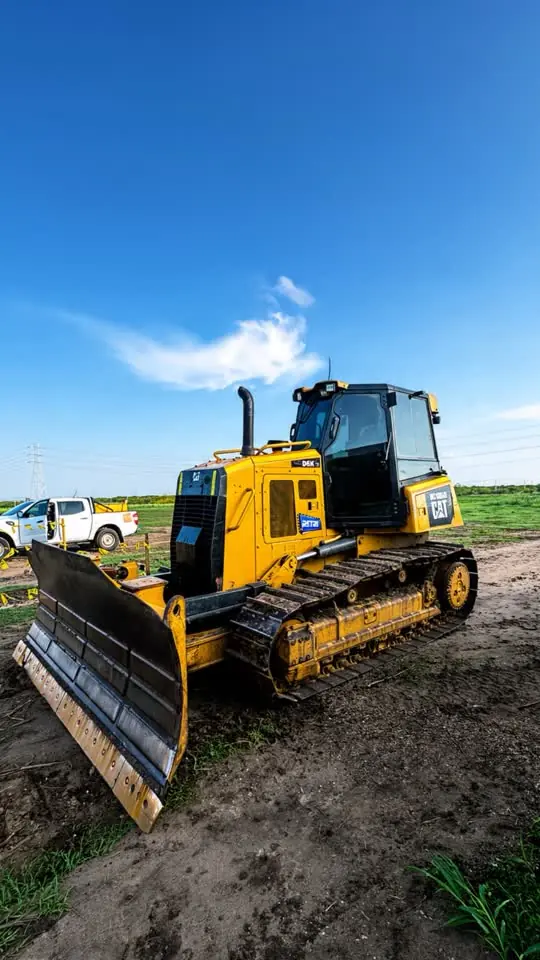 Bulldozer CAT D6K con el logo de Retri en obra